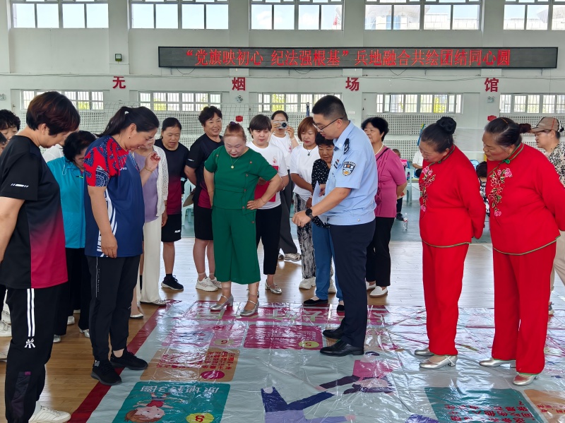 图为:一六四团司法所干警组织开展法治飞行棋.jpg