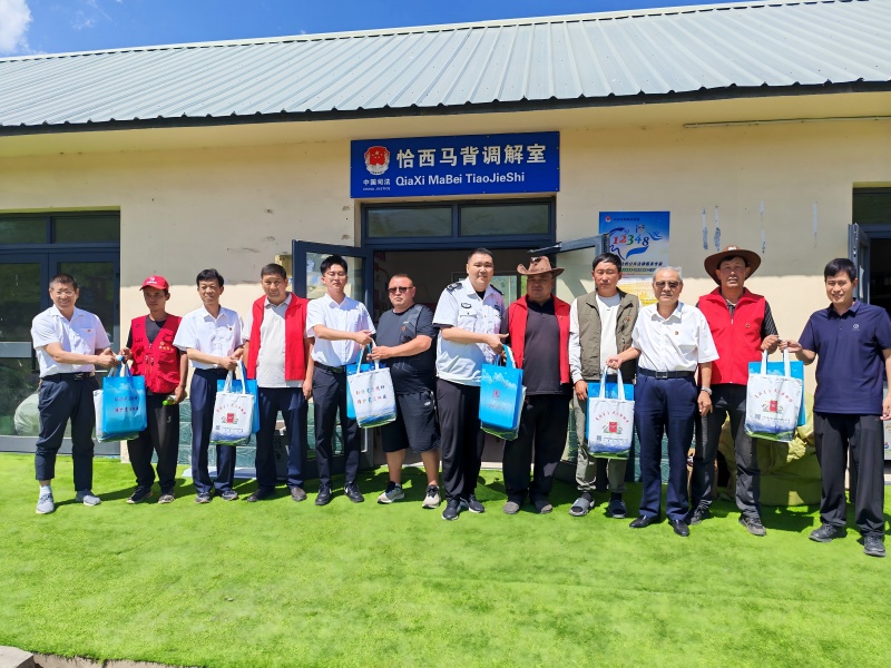在恰西马背调解室为“马队”法律明白人送上法治礼包(1).jpg