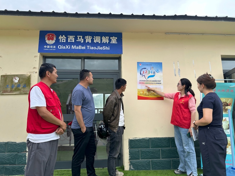 普法志愿者在”恰西马背调解室“为群众开展普法宣传(1).jpg