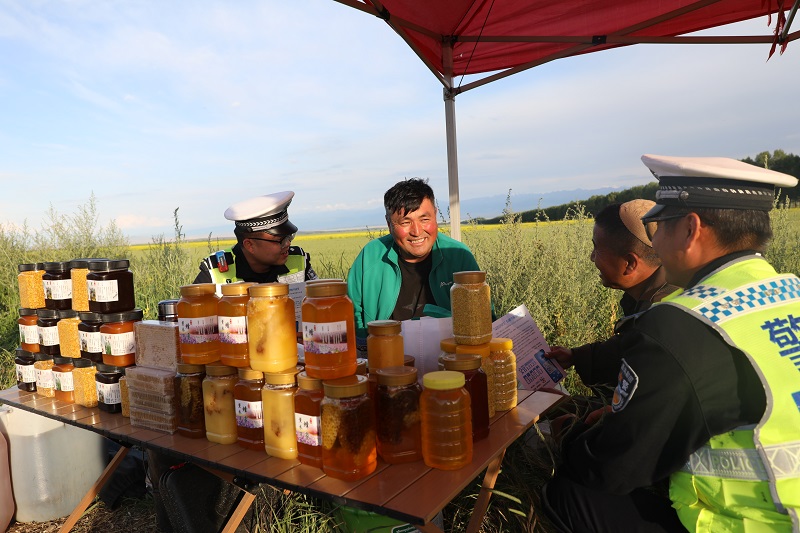 新疆生产建设兵团昭苏垦区交警田间地头送平安 精准宣传护出行