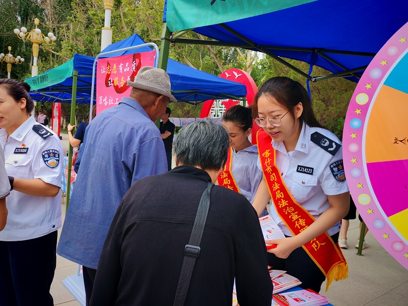 新疆喀什市司法局：“普法小摊”进公园，法治知识送万家