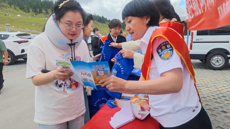 2025年7月9日,阿勒泰市司法局开展普法活动,图为为送法进景区现场(1).jpg