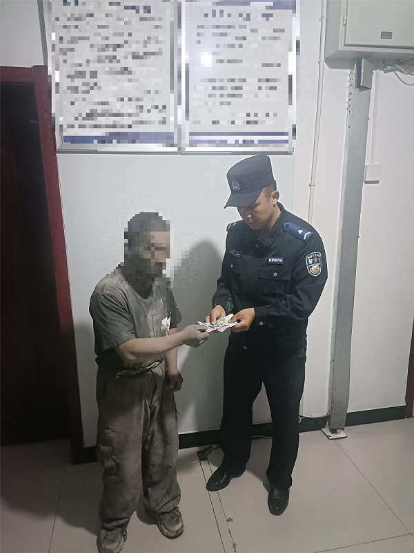 新疆生产建设兵团第四师昭苏垦区公安局：民警辅警伸出援手 帮助工人讨回工钱
