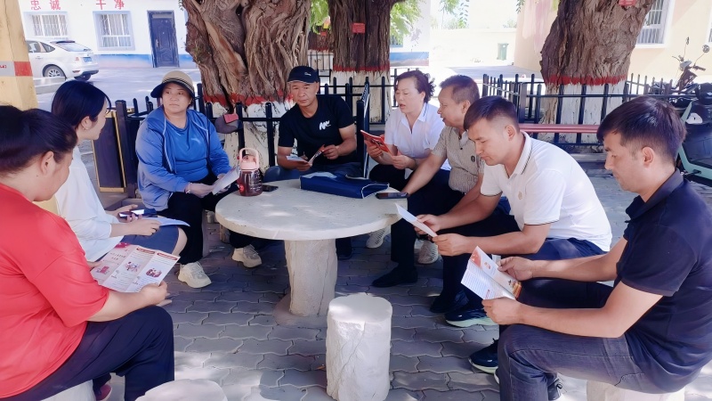 新疆沙湾市司法局乌兰乌苏司法所：百年古榆树下“圆桌普法” 获村民点赞