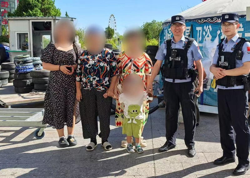 新疆伊犁边境管理支队中哈霍尔果斯国际边境合作中心边境派出所：哈国宝妈称赞“中国真的很安全！”