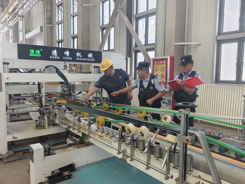 新疆出入境边防检查总站伊犁边境管理支队：深入企业查隐患，民警送上“防诈指南”