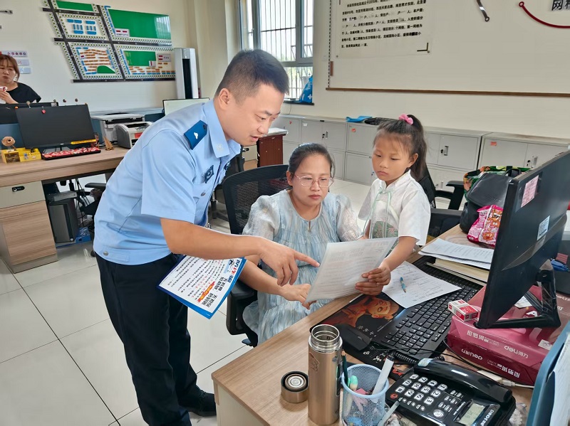 新疆生产建设兵团第六师芳草湖垦区公安局：“五进”宣防全覆盖 织密反诈防护网
