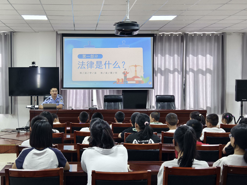 图为:司法所干警为返乡大学生、中小学生开展法治讲座.png