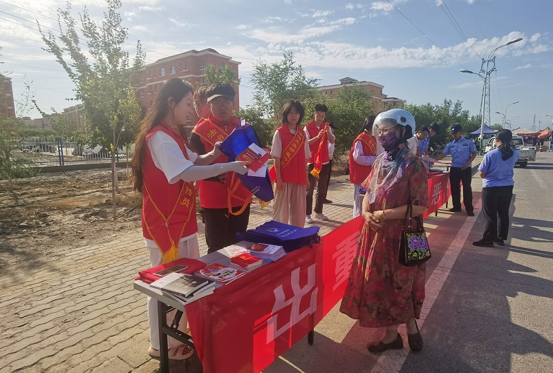 图为大学生为职工群众普及法律知识.jpg
