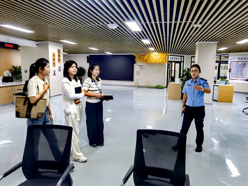 新入职干警在天北新区综治中心参观.jpg