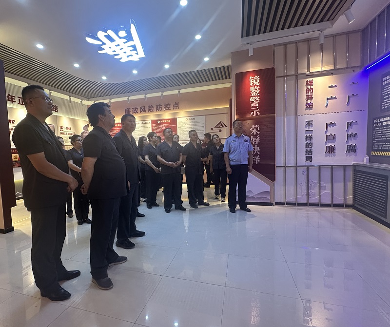 2025年7月28日,新疆伊宁县人民法院干警在政治忠诚教育观廉政教育展厅参观,梁娇鹂摄.jpg