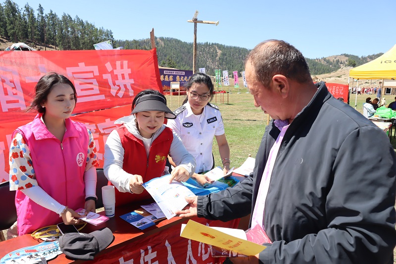 新疆富蕴县司法局库尔特乡司法所普法宣传进牧区 法治阳光照草原