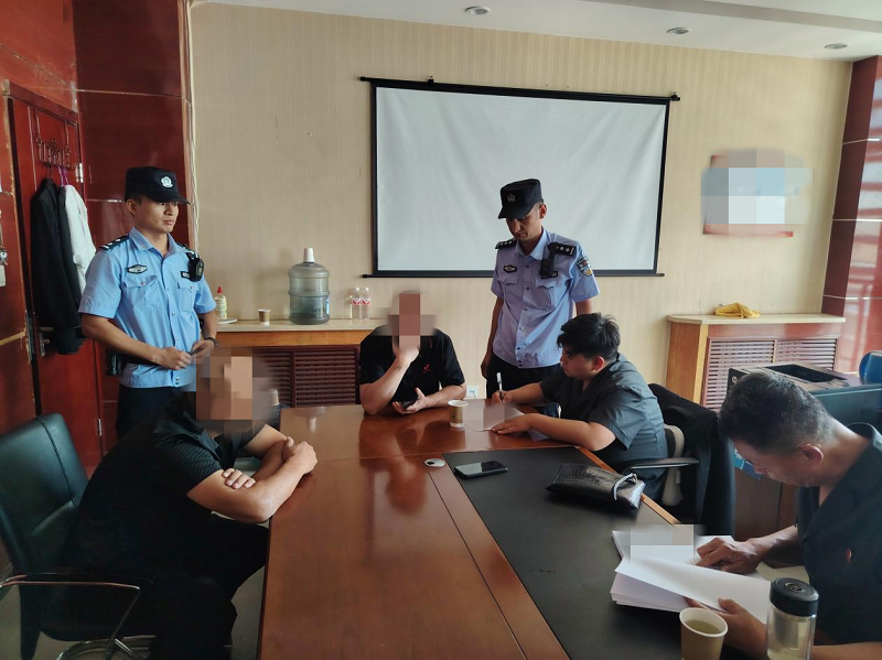 图说:霍城县人民法院协助河南省商丘市睢阳区人民法院执行局干警对被执行做执行笔录.png
