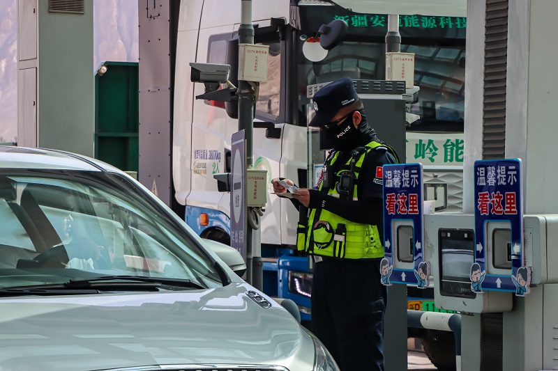 8月10日,民警核验群众身份信息 (3).jpg