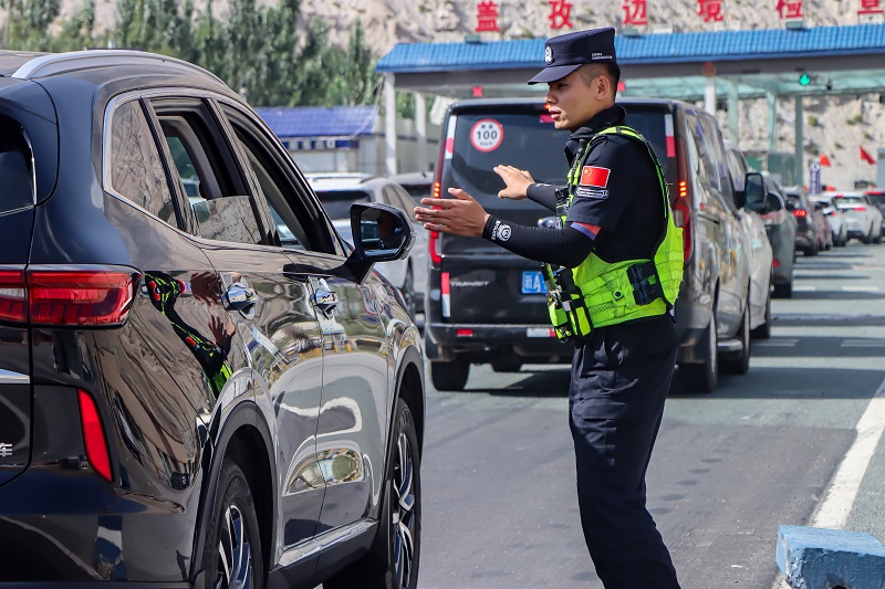 8月10日,民警提醒游客高原旅游注意事项 (2).jpg