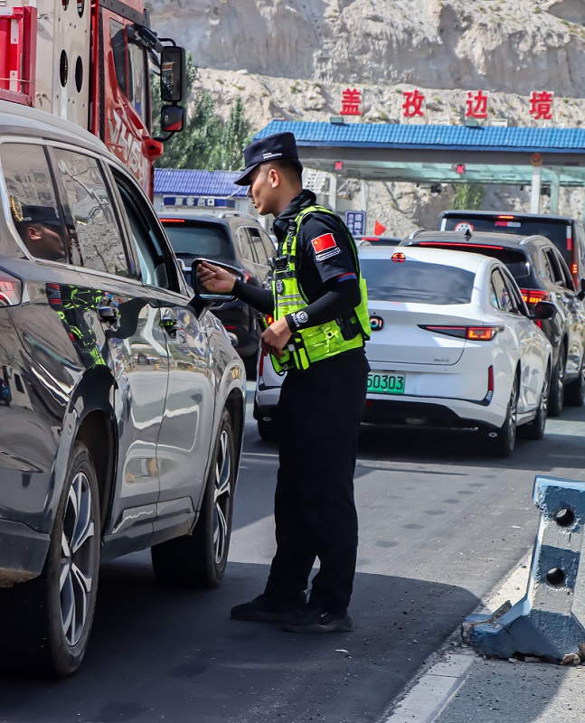 8月10日,民警提醒游客高原旅游注意事项.jpg
