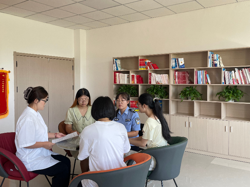 8月8日,一二七团司法所组织返乡大学生开展法治“剧本杀”活动。 (4).jpg