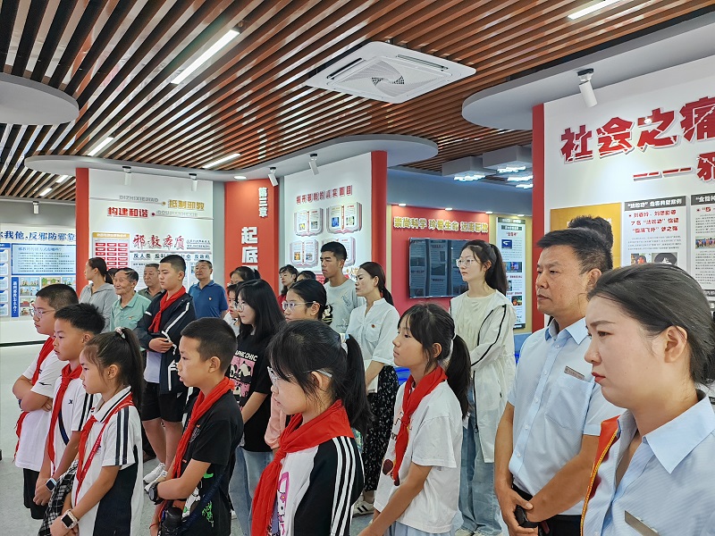 天北新区绿波里社区组织辖区青少年参观反邪教警示教育基地 (9).jpg