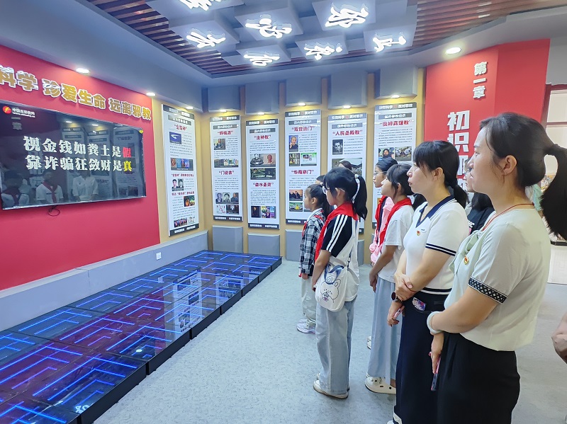 天北新区绿波里社区组织辖区青少年参观反邪教警示教育基地 (1).jpg