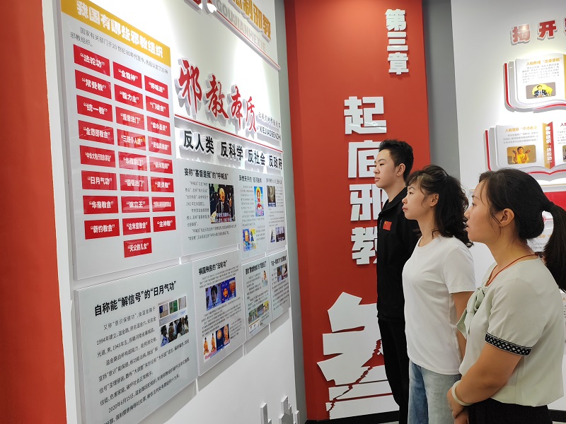 天北新区绿波里社区组织辖区青少年参观反邪教警示教育基地 (2).jpg