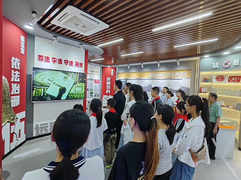 天北新区绿波里社区组织辖区青少年参观反邪教警示教育基地 (5).jpg
