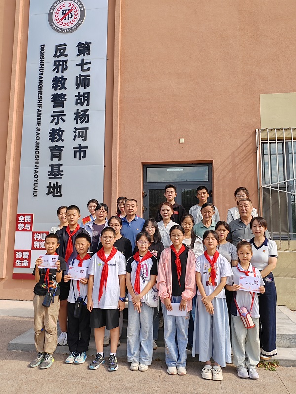 天北新区绿波里社区组织辖区青少年参观反邪教警示教育基地 (7).jpg