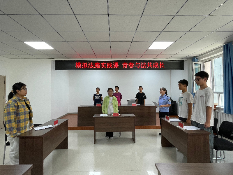 8月12日,一二七团司法所联合育才路社区共同开展“模拟法庭”活动。 (2).jpg