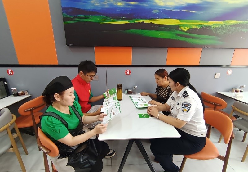 新疆富蕴县库额尔齐斯镇司法所组织返乡大学生普法志愿者开展普法宣传活动