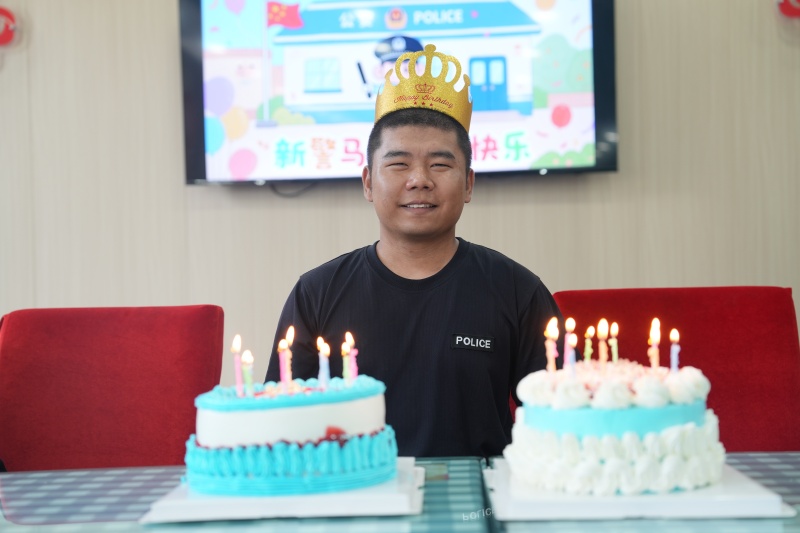 新疆焉耆县公安局：生日蛋糕遇上藏蓝青春，这份入职礼物惊喜又暖心！