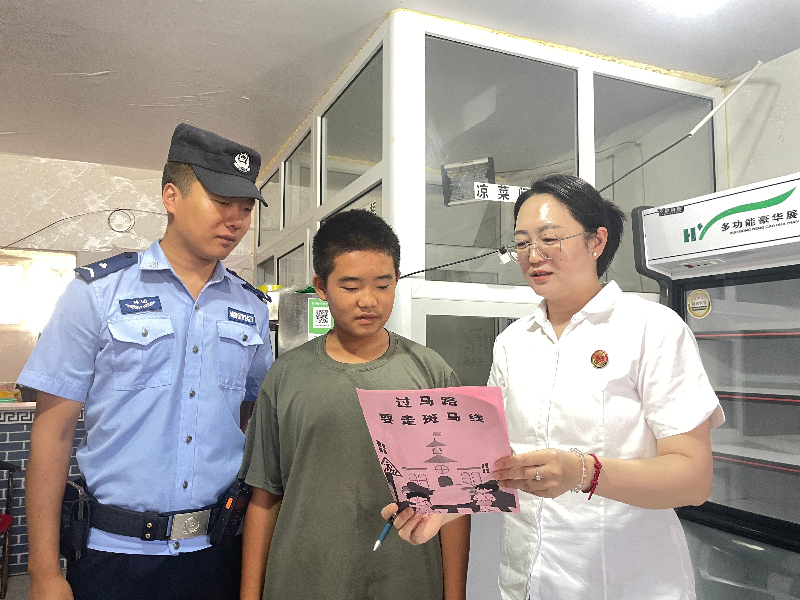 8月18-20日,一二七团司法所联合苏兴滩派出所组建“普法小分队”,开展道路交通安全法宣传。 (1).jpg