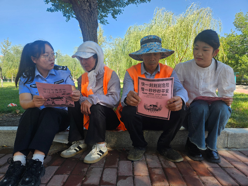 8月18-20日,一二七团司法所联合苏兴滩派出所组建“普法小分队”,开展道路交通安全法宣传。 (5).jpg