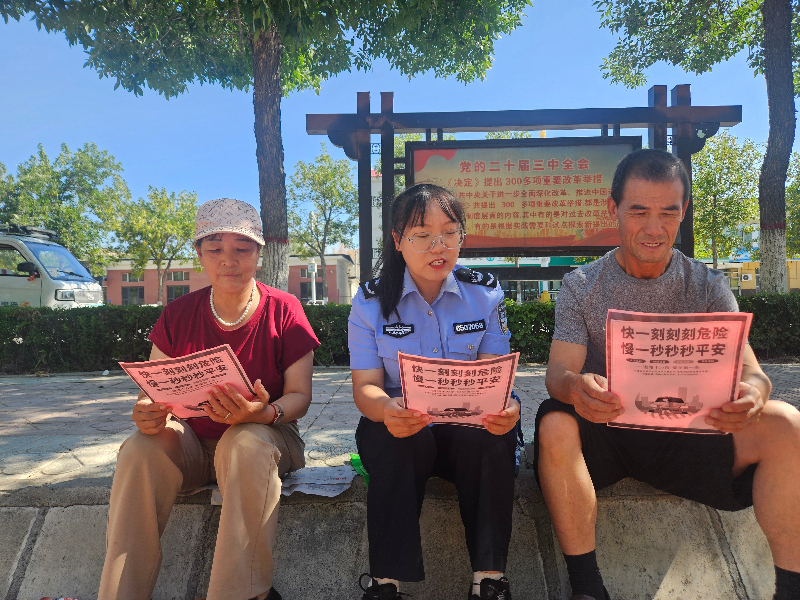 8月18-20日,一二七团司法所联合苏兴滩派出所组建“普法小分队”,开展道路交通安全法宣传。 (7).jpg