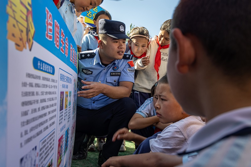 2025年8月26日,民警在辖区学校给在校师生讲解法治相关的安全知识。 (10).jpg