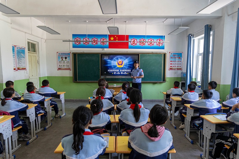 2025年8月26日,民警在辖区学校给在校师生讲解法治相关的安全知识。 (1).jpg