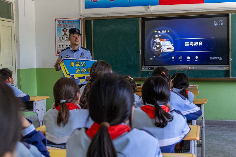 2025年8月26日,民警在辖区学校给在校师生讲解法治相关的安全知识。 (2).jpg