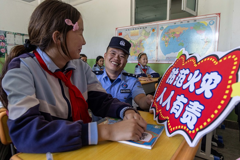 2025年8月26日,民警在辖区学校给在校师生讲解法治相关的安全知识。 (3).jpg