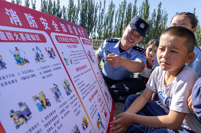 2025年8月26日,民警在辖区学校给在校师生讲解法治相关的安全知识。 (7).jpg