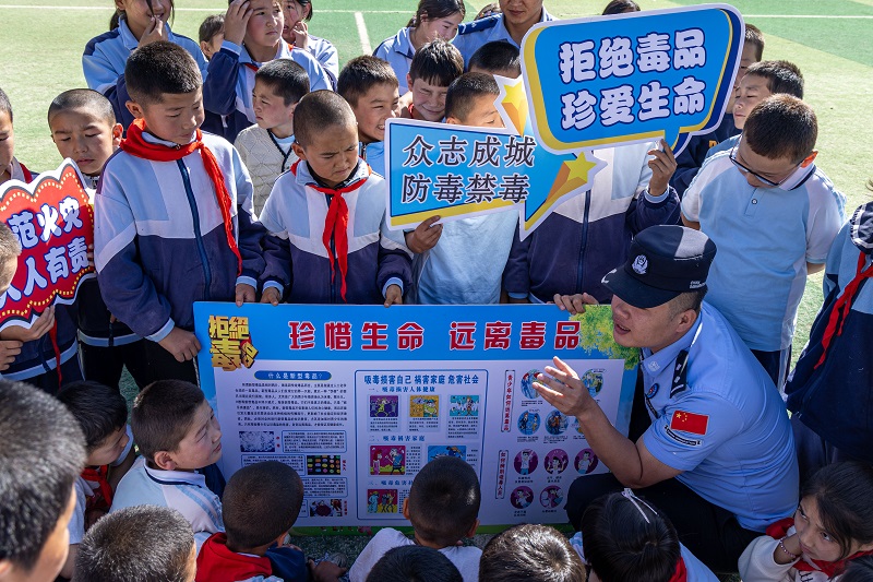2025年8月26日,民警在辖区学校给在校师生讲解法治相关的安全知识。 (8).jpg