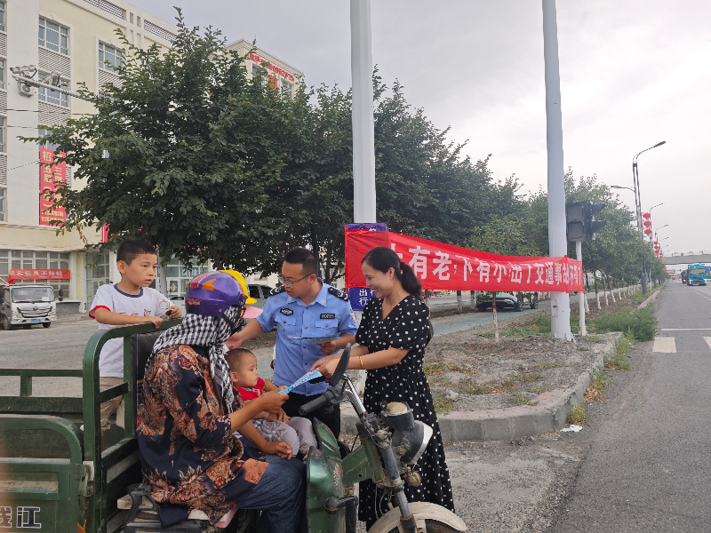 7月18日,一二四团司法所联合派出所,总工会等部门在团场主干道路口劝导来往职工群众遵守交通安全。_800x600_q100.jpg