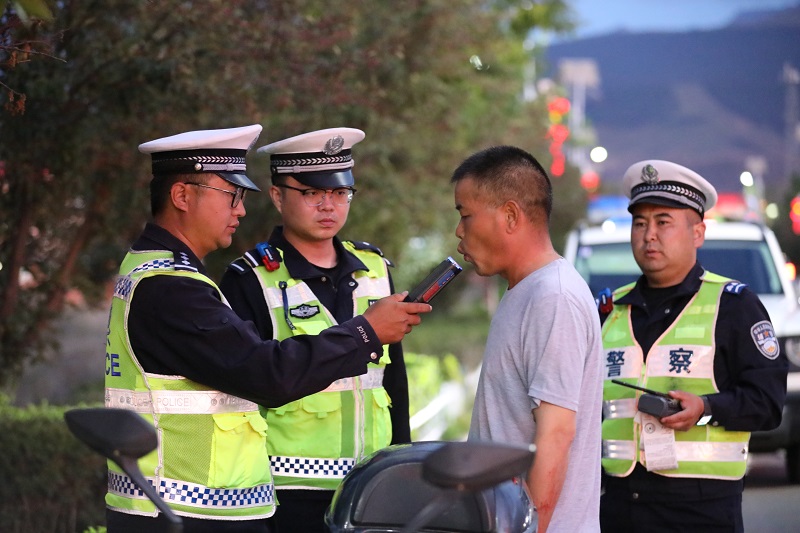 新疆生产建设兵团第四师昭苏垦区公安局：夜巡护安宁 清查筑防线 