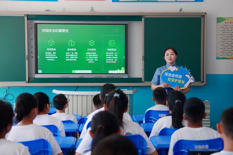 新疆沙湾市人民检察院“向阳花”未成年人检察工作室进校园上好“开学第一课”
