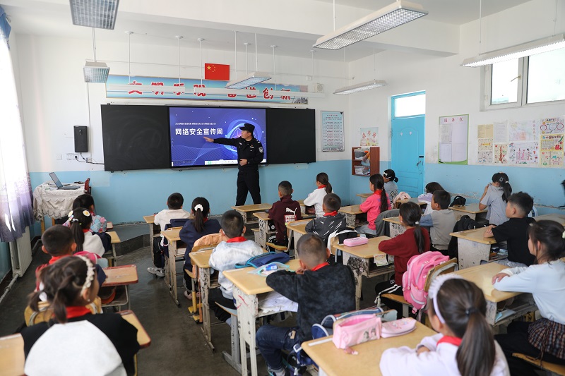 新疆生产建设兵团第四师昭苏垦区公安局多举措护航开学季 织密校园安全网