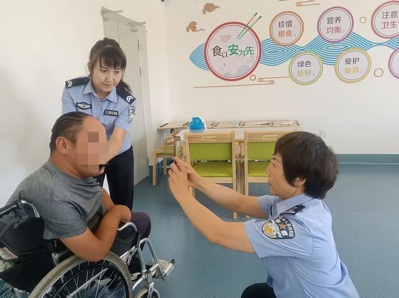 新疆乌鲁木齐县公安局：户籍窗口“搬”到家 上门办证解民忧
