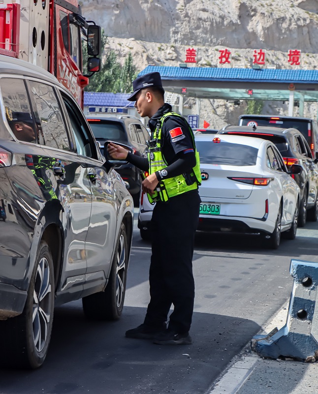 8月10日,民警提醒游客高原旅游注意事项.jpg