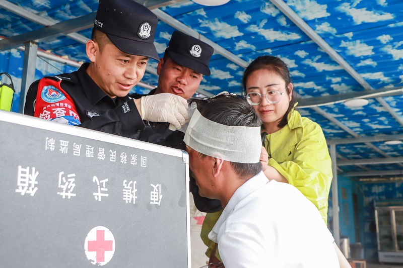 图为民警对伤口进行包扎 (2).jpg