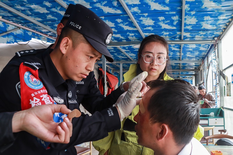图为民警清理伤口周边杂物及消毒 (8).jpg