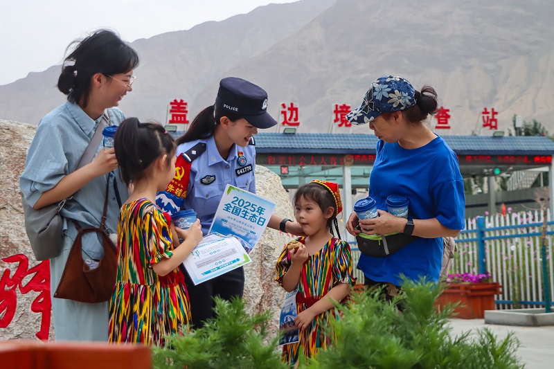图为民警向游客普及《环境保护法》《野生动物保护法》等法律法规.jpg