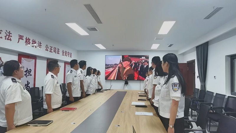 霍尔果斯市司法局干部观看阅兵式.jpg
