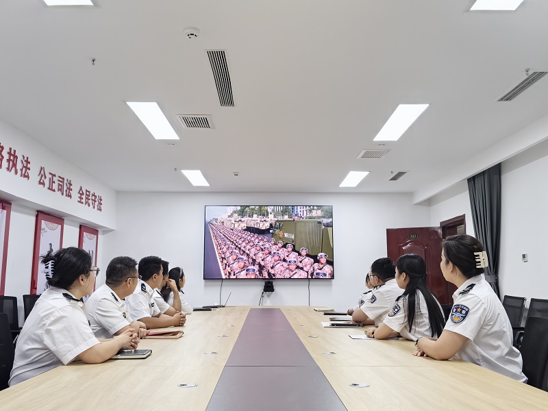 霍尔果斯市司法局干部观看阅兵式。.jpg