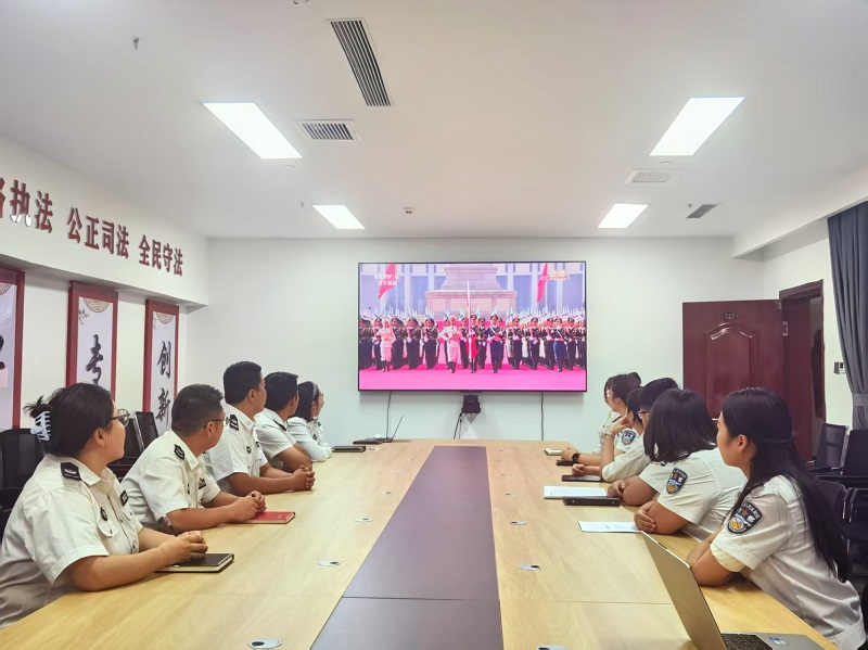 霍尔果斯市司法局全体干部观看阅兵式.jpg